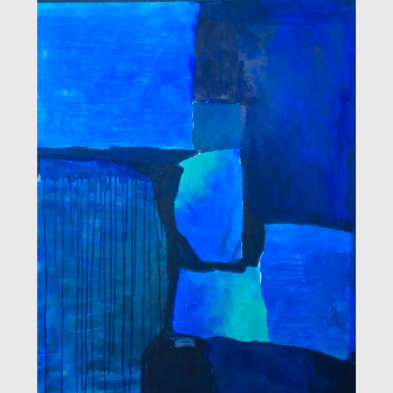 Tableau abstrait bleu en acrylique sur lin avec formes superposées, nuances profondes de bleu, turquoise et textures évoquant un univers sous-marin.