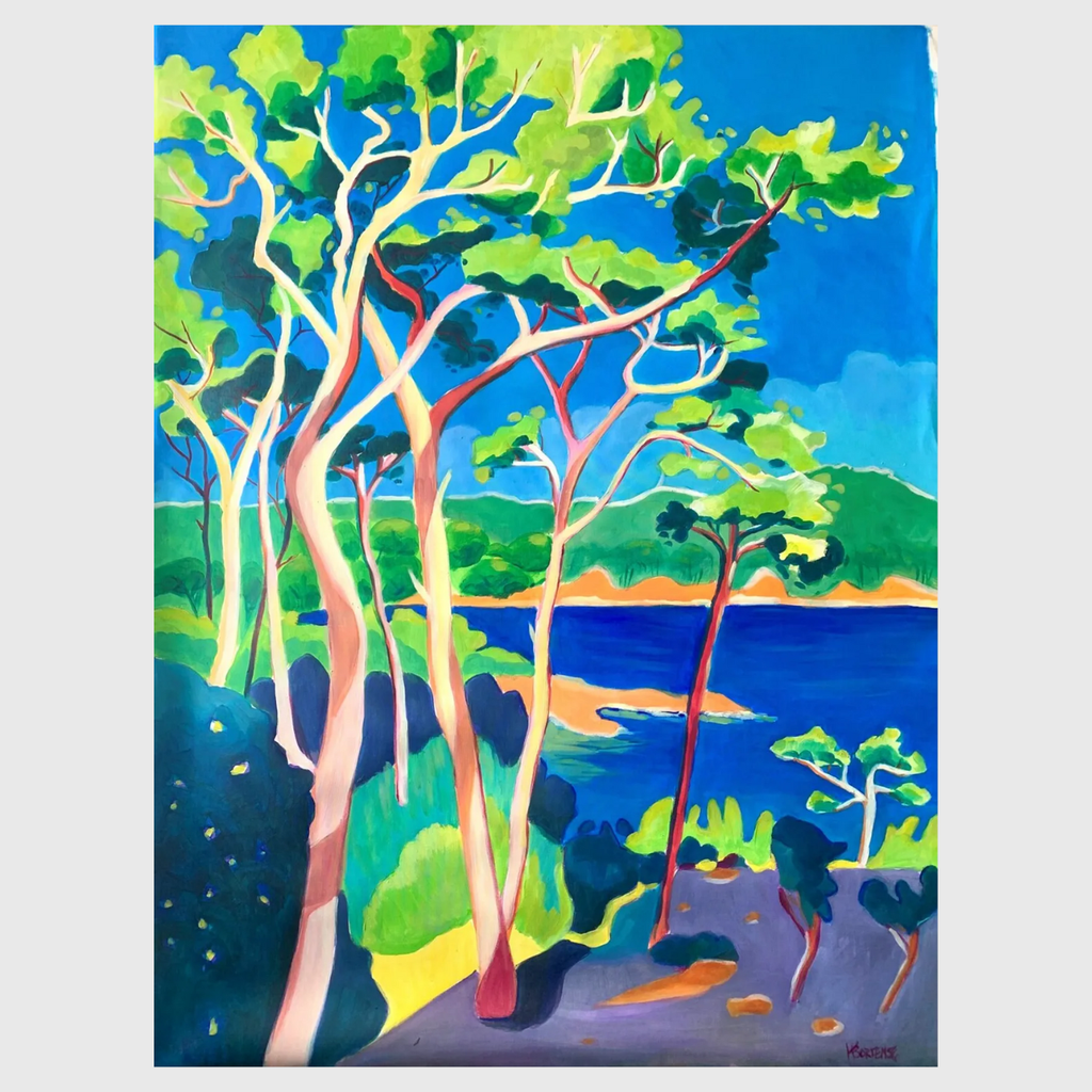 Tableau acrylique sur lin représentant des pins méditerranéens devant une mer bleue, avec une lumière vive et des couleurs lumineuses du Sud de la France.